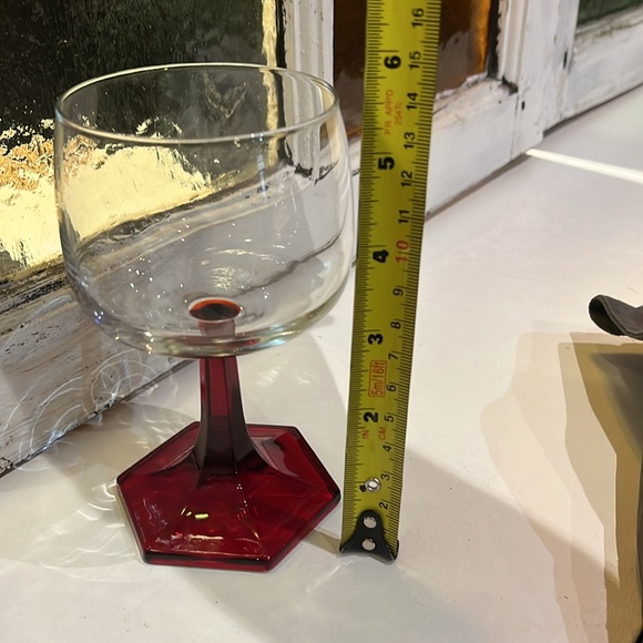 Mid Century Modern set of 4. Red Luminarc France stem wine glasses. A rare gift! - Picture 7 of 7